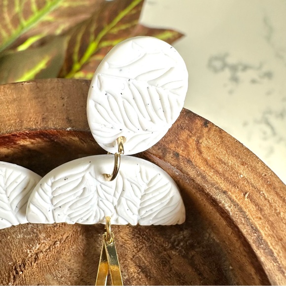2/$30🌵 Bohemian Gold & White Palm Leaf Polymer Clay Earrings Boho Beachy NEW - Picture 5 of 7